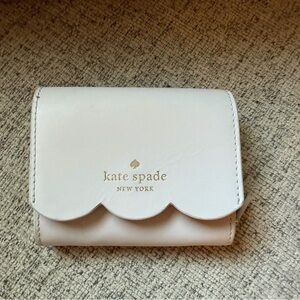 Kate Spade Gemma NWOT White/pale grey Scalloped Edge Compact Wallet 4.5x4